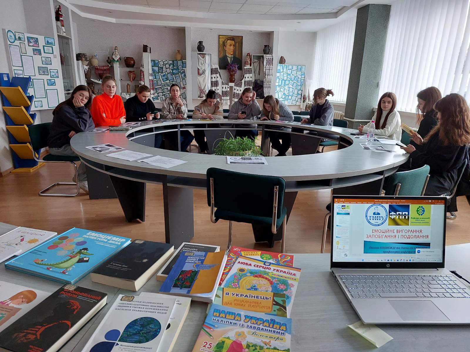 /news-2025/Змішаний формат заходу став особливим стимулом для обміну досвідом між учасниками та учасницями.jpg